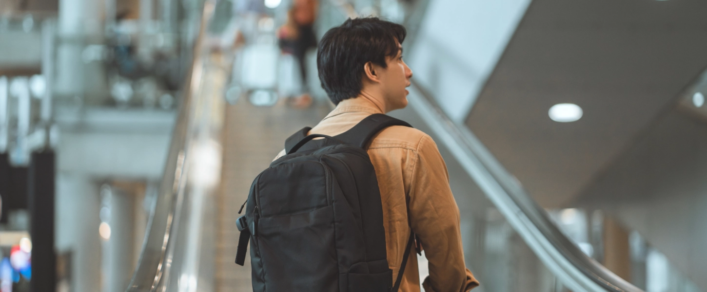 空港に到着した外国人材